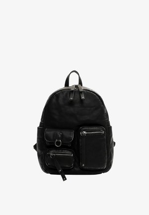 Czarny skórzany plecak o zaokrąglonym kształcie, z regulowanymi paskami, górnym uchwytem oraz trzema przednimi kieszeniami zamykanymi na zamki błyskawiczne i klapę.