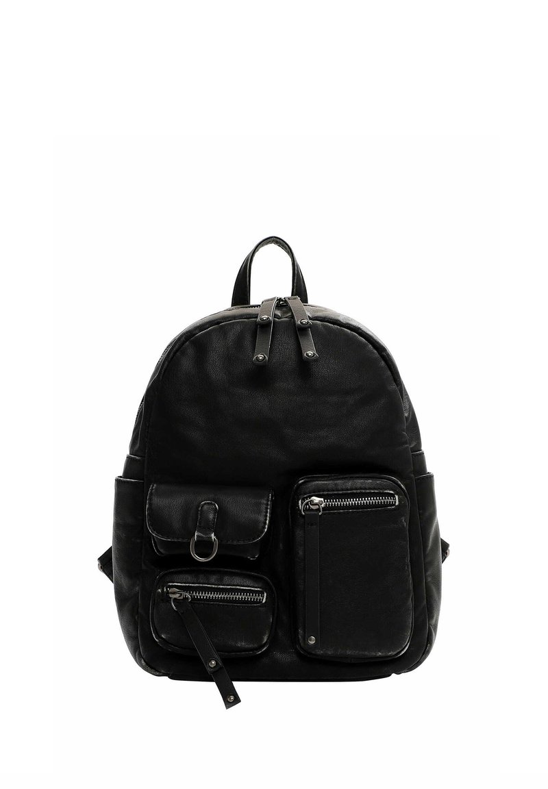 Sac à dos en cuir noir de forme arrondie, avec des bretelles réglables, une poignée supérieure, et trois poches avant dotées de fermetures éclair et d'un rabat.