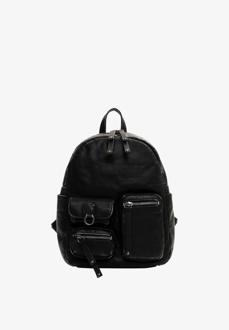 Sac à dos en cuir noir de forme arrondie, avec des bretelles réglables, une poignée supérieure, et trois poches avant dotées de fermetures éclair et d'un rabat.