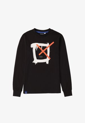 Zwarte langekout t-shirt gemaakt van katoen met een groot wit graffiti-stijl ontwerp en oranje kruisende lijnen in het midden.