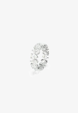 Bague en diamant ornée de pierres précieuses en forme de poire et rondes alternées, montée sur un anneau en argent poli, mettant en valeur un design épuré et réfléchissant.