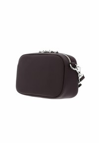Borsa rettangolare marrone scuro realizzata in materiale tessurizzato, con una cerniera e accessori in argento, dotata di una tracolla removibile.