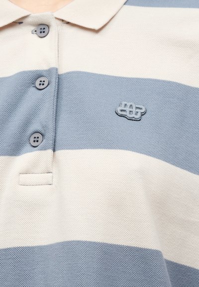 Polo rayé horizontalement en bleu clair et crème, fabriqué en tissu texturé avec une patte de boutonnage à trois boutons et un logo brodé.