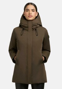 Brauner gepolsterter Mantel mit hohem Kragen und großer Kapuze, ausgestattet mit Kordelzügen, seitlichen Taschen und glattem, strukturiertem Stoff.