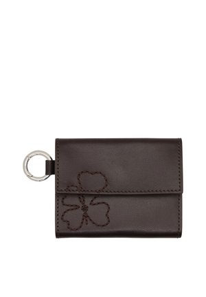 Ciemnobrązowy skórzany portfel z klapką, przeszytym motywem czterolistnej koniczyny i przymocowanym po bokach srebrnym metalowym brelokiem na klucze.