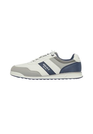 Sneaker bianco e grigio con lacci, con accenti blu navy e marchio sul lato e sul tallone, che mostra un profilo laterale sinistro.