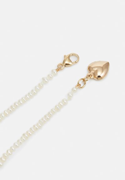 Colar de pérolas com fecho em forma de coração dourado e fecho tipo lagosta; apresenta pequenas pérolas redondas com uma textura suave.