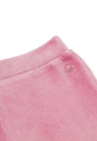 Růžová kordurová látka s texturovaným povrchem. Má měkký pás a malé vyšívané logo na boku.