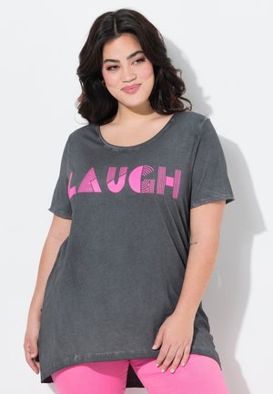 T-shirt grigia oversize con scollatura rotonda e maniche corte, caratterizzata da una scritta "LAUGH" in rosa brillante. Tessuto morbido con una vestibilità rilassata.