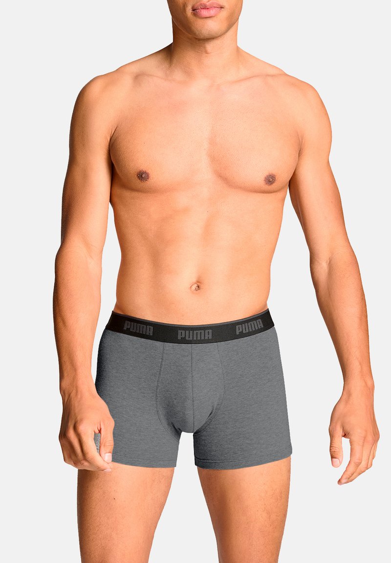 Graue Boxershorts aus weichem Stoff mit einem schwarzen elastischen Bund, der das "PUMA"-Logo trägt, taillierte Passform mit einem Pouch.