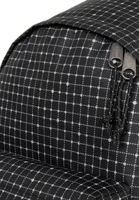 Mochila de tela negra con un patrón de cuadrícula, que presenta cremalleras plateadas y acentos texturizados. Material duradero y diseño estructurado.