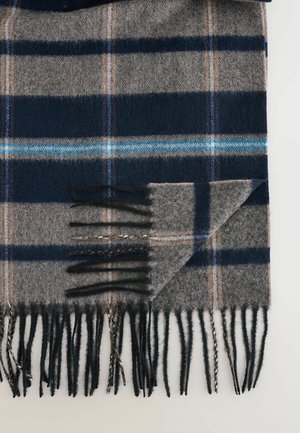 Randig scarf i mörkblått, grått och ljusbrunt. Ulltextur med fransade kanter. Blåa och bruna ränder över ytan.