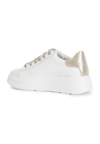 Vit sneaker med en texturerad guldfärgade hälaccent, metalliska snörningar och en tjock vit gummisula. Slät yta med minimalistisk design.