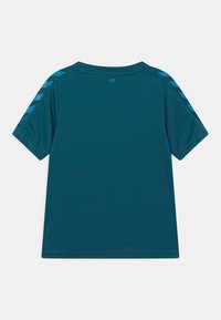 T-shirt de performance teal à manches courtes, avec des rayures accentuées bleues sur les épaules et un col rond. Tissu lisse et léger.