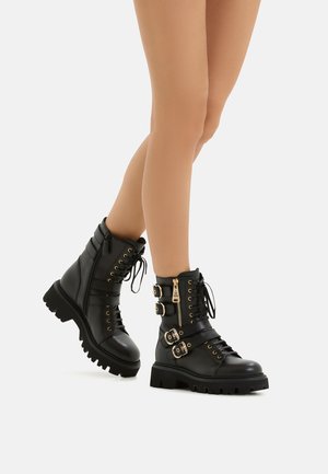 STRAPED  COMBAT - Stivaletti con plateau - black