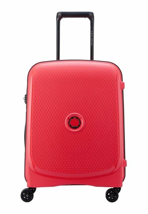 Valigia rigida rossa con superficie strutturata, manico nero, logo circolare e quattro ruote nere per una facile mobilità.