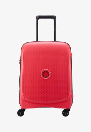 Maleta roja de carcasa dura con una superficie texturizada, mango negro, logo circular y cuatro ruedas negras para una fácil movilidad.