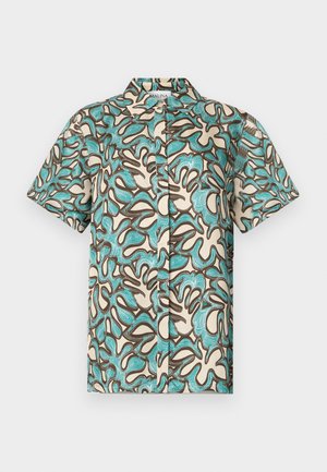 Camisa de manga curta em creme com padrão abstrato em azul e castanho, com botão na frente e colarinho clássico. Textura de tecido suave.