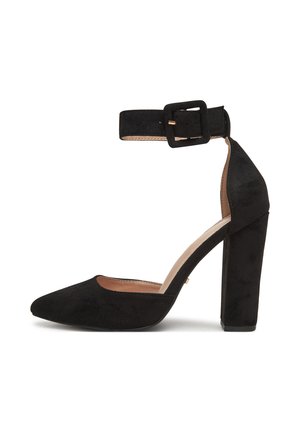 Czarny szpilka zamszowy z ostrym noskiem, pasek wokół kostki z kwadratową klamrą i masywnym obcasem. Gładka faktura z minimalnymi zdobieniami.