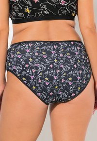 Zwarte hooggeknipte onderbroek met een kleurrijk abstract gezicht en sterrenpatroon. Elastische tailleband en zachte stoftextuur.