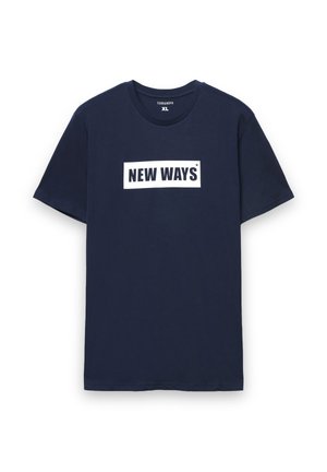 Granatowy bawełniany t-shirt z krótkimi rękawami, z białym prostokątnym nadrukiem z napisem "NEW WAYS" w pogrubionych literach.