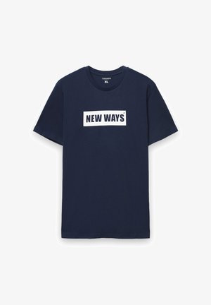 Granatowy bawełniany t-shirt z krótkimi rękawami, z białym prostokątnym nadrukiem z napisem "NEW WAYS" w pogrubionych literach.