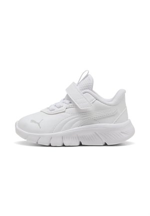 Sneakers bianche da bambino Puma con cinturino in velcro, suola imbottita e linguetta in mesh traspirante, mostrata di profilo su sfondo semplice.
