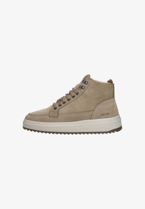 Beige hoge sneakers met dikke witte zool, bruine buitenzool, vetersluiting aan de voorkant, metalen oogjes en het "RH8" logo op het hielgedeelte.