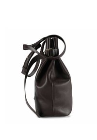 Dunkelbraune Ledertasche mit weicher, strukturierter Oberfläche. Verfügt über eine einfache, abgerundete Form und verstellbare Riemen mit einem Metallring als Akzent.