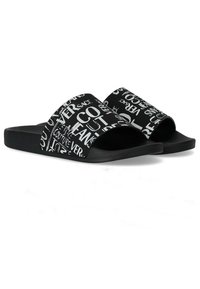 Sandales noires à enfiler avec une large bande présentant un motif de texte et de logo en blanc. Semelle extérieure noire texturée pour adhérence et confort.
