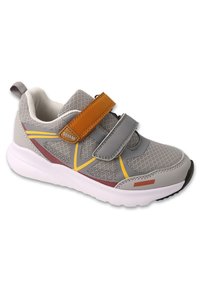 Szare buty sportowe z siateczkowej tkaniny, białą podeszwą, akcentami w kolorze żółtym, pomarańczowym i czerwonym oraz podwójnymi paskami na rzepy dla łatwego zakupu.