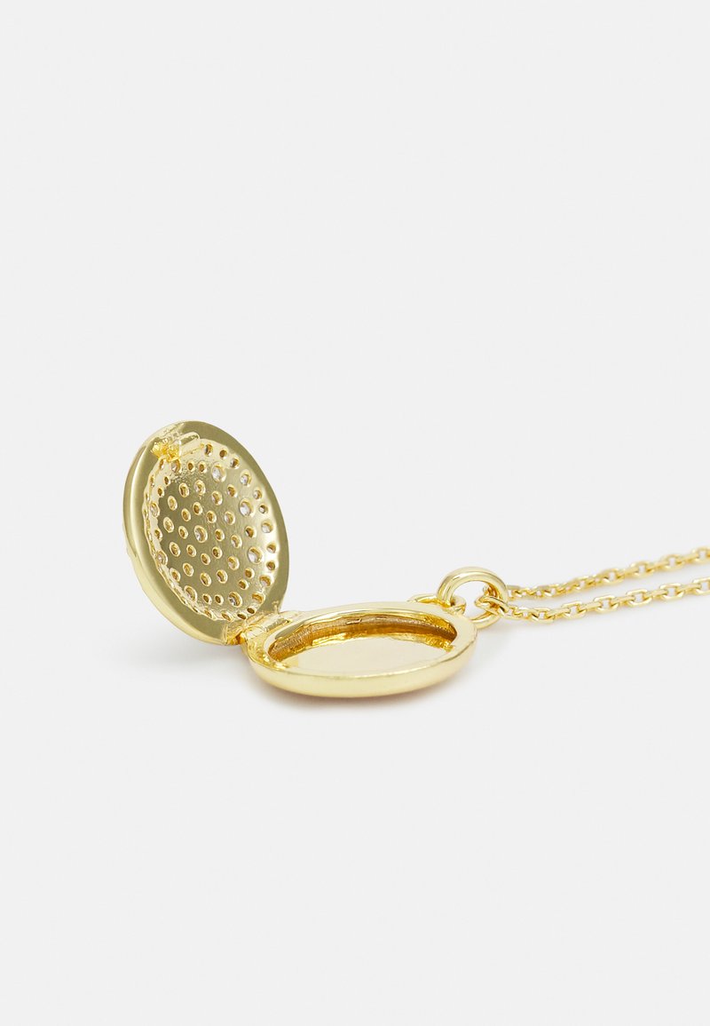 Goldfarbene Medaillonhalskette mit einem intricaten punktierten Innenbereich. Runde Form, glatte Oberfläche und eine dünne Kette zum Tragen.