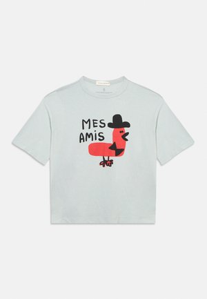 T-shirt gris clair à manches courtes avec un oiseau rouge de dessin animé portant un chapeau noir et un nœud papillon, et un texte noir lisant "MES AMIS."