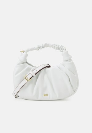 Biała miękka skórzana torba na ramię z plisowanym uchwytem, regulowanym paskiem na ramię i małym złotym logo DKNY z przodu.