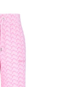 Pantaloni joggers rosa realizzati in un morbido tessuto testurizzato, con vita elasticizzata e lacci, e un motivo a logo ripetuto su tutta la superficie.