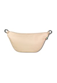 Beige leren tas met een gebogen vorm, voorzien van zilveren hardware en een accent van de Italiaanse vlag. Gladde textuur en minimalistisch ontwerp.