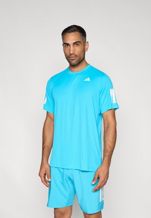 Ensemble de sport turquoise composé d'un t-shirt à manches courtes et d'un short, fabriqué en matière légère, avec des accents de logo blancs et des rayures.