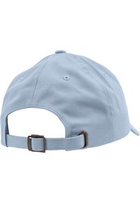 Cappellino da baseball azzurro chiaro con texture in tessuto, cinturino regolabile sul retro e dettaglio della fibbia in metallo. Design semplice e arrotondato.