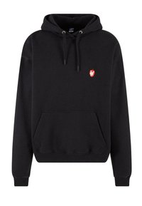 Schwarzer Kapuzenpullover aus weichem Material, mit einer großen Kängurutasche vorne und einem kleinen roten Emblem auf der Brust.