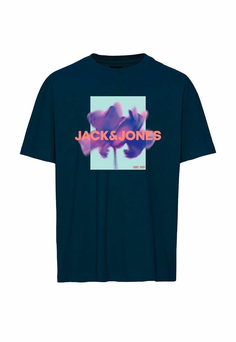 Camiseta de manga corta azul marino con un gran gráfico que presenta el texto rosa "JACK&JONES" y una ilustración floral en un marco rectangular.