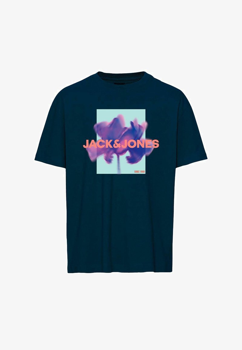 Camiseta de manga corta azul marino con un gran gráfico que presenta el texto rosa "JACK&JONES" y una ilustración floral en un marco rectangular.
