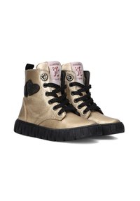 Gouden nep lederen high-top sneakers met zwarte veters, een zwart hartaccent en ronde studs. Voorzien van een gestructureerde zool voor grip.