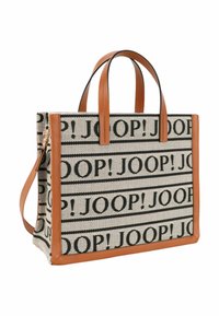 Torebka na ramię z płótna o beżowym tle, z powtarzającym się czarnym wzorem tekstu "JOOP!", brązowymi skórzanymi uchwytami i akcentami oraz zorganizowanym designem.
