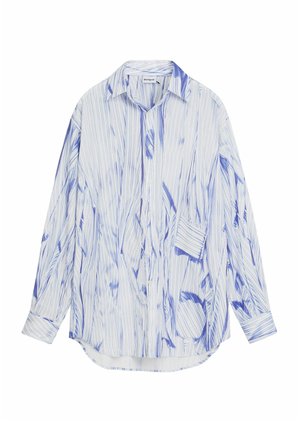 Koszula z długim rękawem wykonana z lekkiego materiału, z niebiesko-białym abstrakcyjnym wzorem w paski, z guzikami z przodu i luźnym krojem.