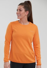 Langärmliges Sportoberteil in leuchtendem Orange, aus strukturiertem Stoff mit rundem Ausschnitt. Dezente Markenkennzeichnung ist auf der Vorderseite sichtbar.