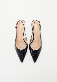 Pantofi slingback negri, cu vârf ascuțit, textura de crocodil, părți laterale deschise și o branț de piele bej, având o cataramă aurie.