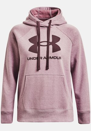 Sudadera con capucha Under Armour de color morado claro con bolsillo delantero, logo y texto en morado oscuro, mangas largas y cordones en la capucha.