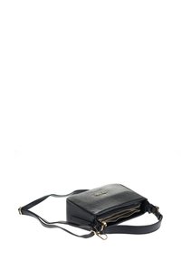 Borsa a tracolla nera in pelle con finitura testurizzata, scomparti con zip e hardware in tonalità oro. Tracolla regolabile per un trasporto versatile.