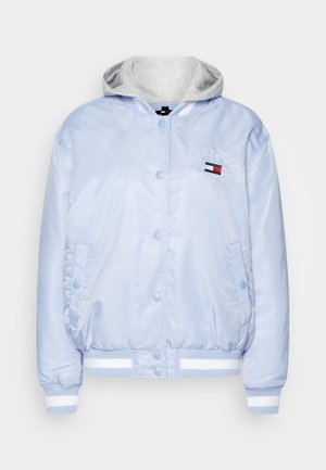 Lyseblå satin bomberjakke med grå hætte, knaplukning foran, ribstrikkede manchetter og kant med hvide striber samt Tommy Jeans-logo på brystet.