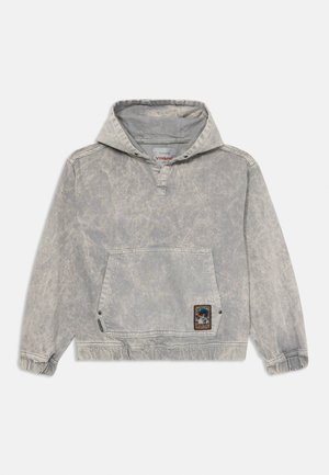 Svetlo šedý mikina s kapucňou s textúrovaným povrchom, obsahujúca predné kengurkové vrecko a dekoratívnu nášivku v dolnom pravom rohu.